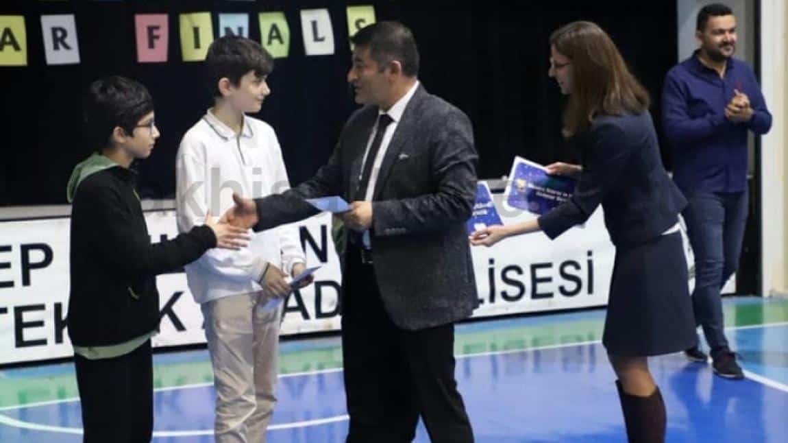 Okulmuz 6. sınıf öğrencileri Akhisar şampiyonu. “Manisa Scores in Kahoot Bilgi Yarışmasında” Üstün başarı göstererek Manisa il finaline katılmaya hak kazanan ilçe şampiyonu; Mehmet Keskinoğlu Ortaokulu  oldu.